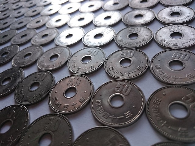 旧50円硬貨の価値。祖父の集めた大量の古銭にプレミアはつく？ – ロビング